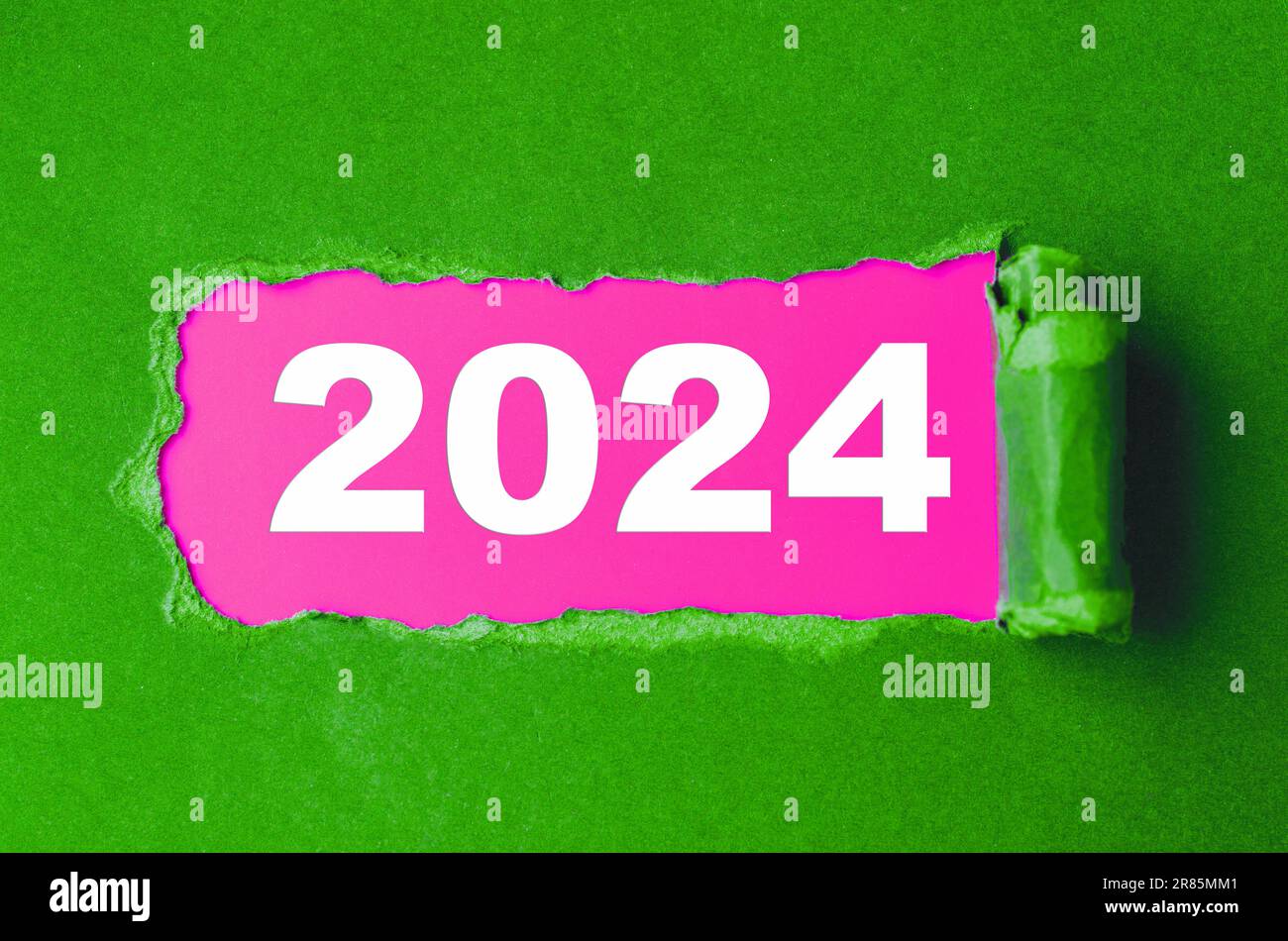Scritta anno 2024 su carta strappata. Calendario di Capodanno Foto Stock