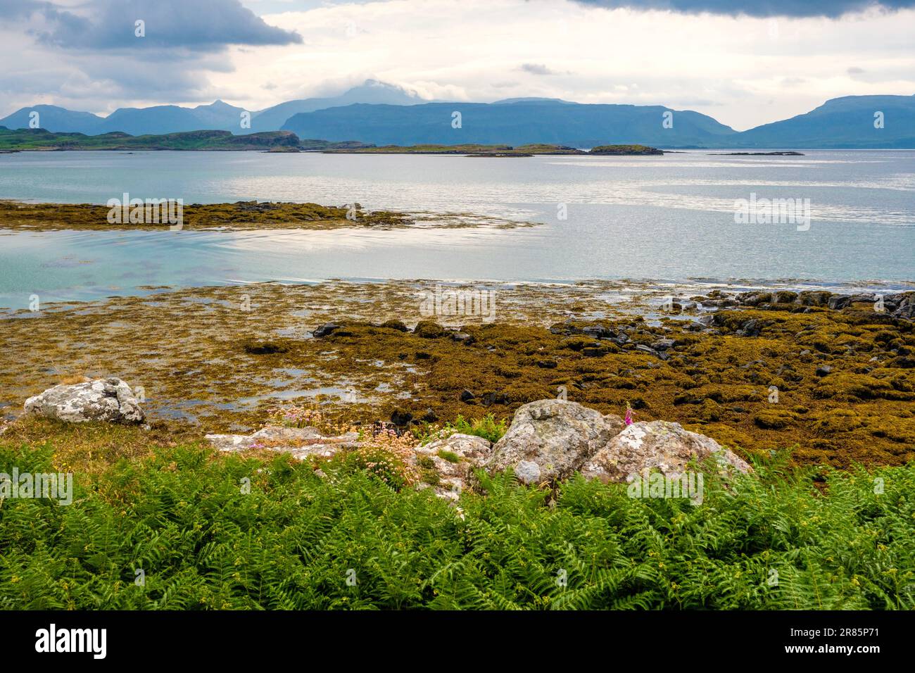 Guardando a Mull da Ulva, una piccola isola al largo della costa occidentale dell'Isola di Mull, Scozia Foto Stock
