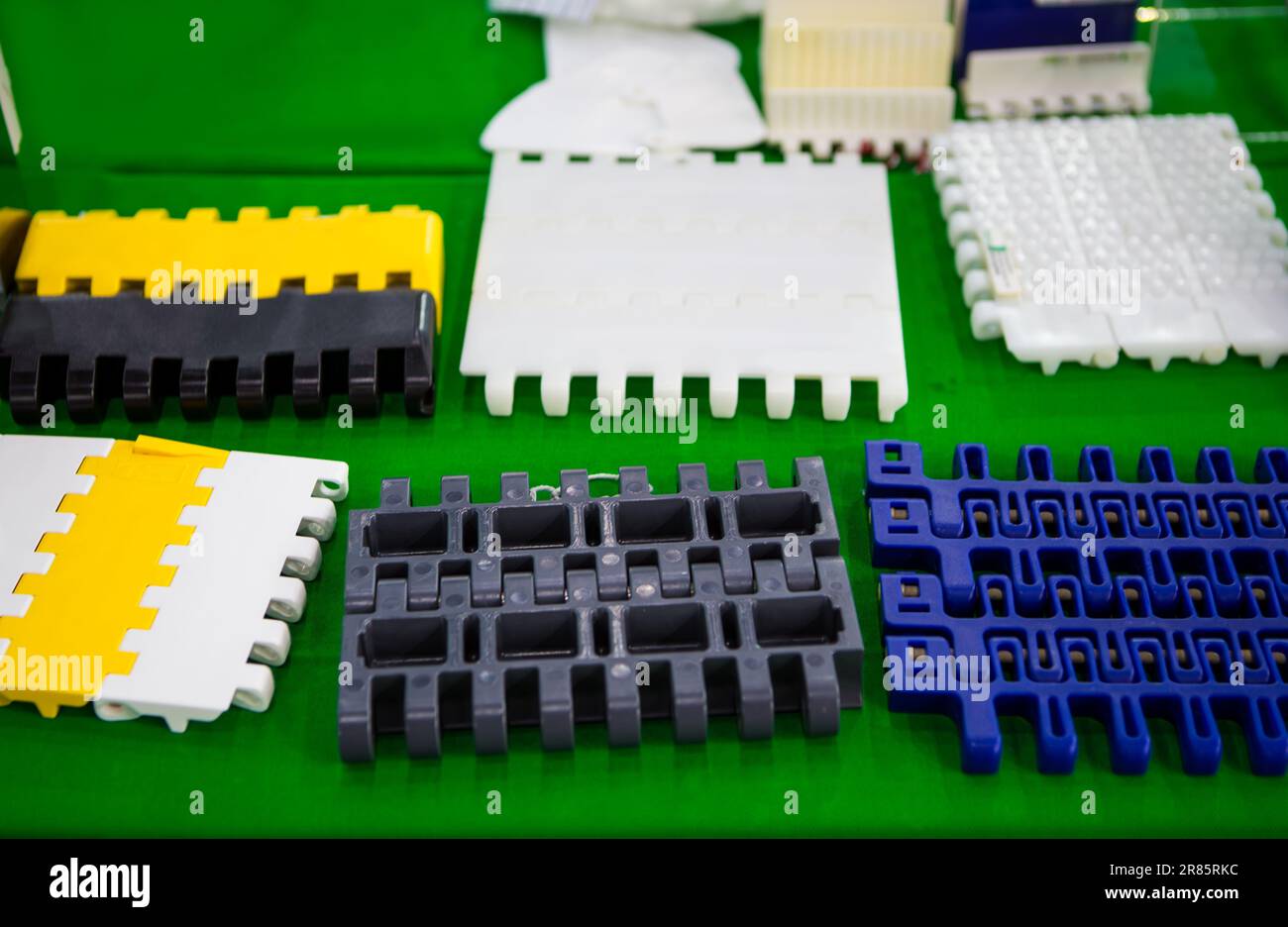 Parti per nastri trasportatori in plastica per linee di produzione dell'industria alimentare. Foto Stock