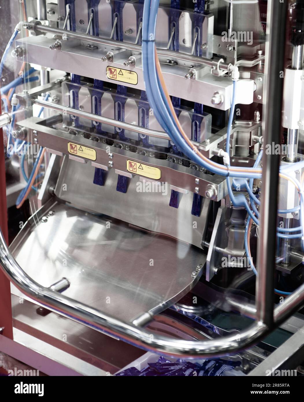 Riempitrice automatica verticale per bustine di salsa. Foto Stock