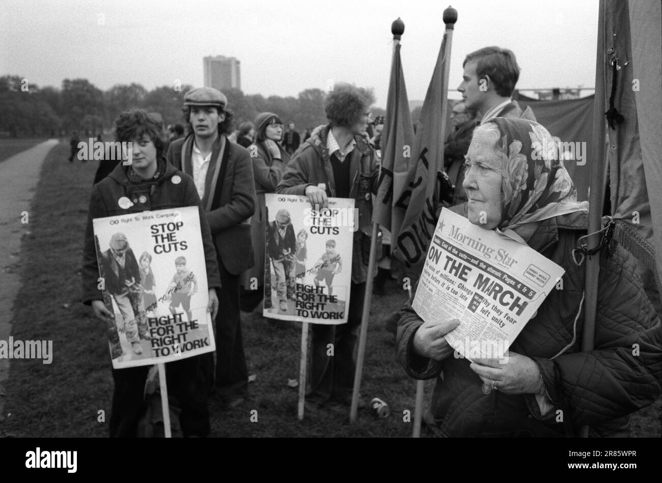Protesta Londra contro la disoccupazione e i tagli ai servizi pubblici negli anni '1970 del Regno Unito. Ferma i tagli, combatti per il diritto al lavoro, raduno e marcia a Hyde Park. Una donna che vende copie della Morning Star. Londra, Inghilterra 1976 HOMER SYKES Foto Stock