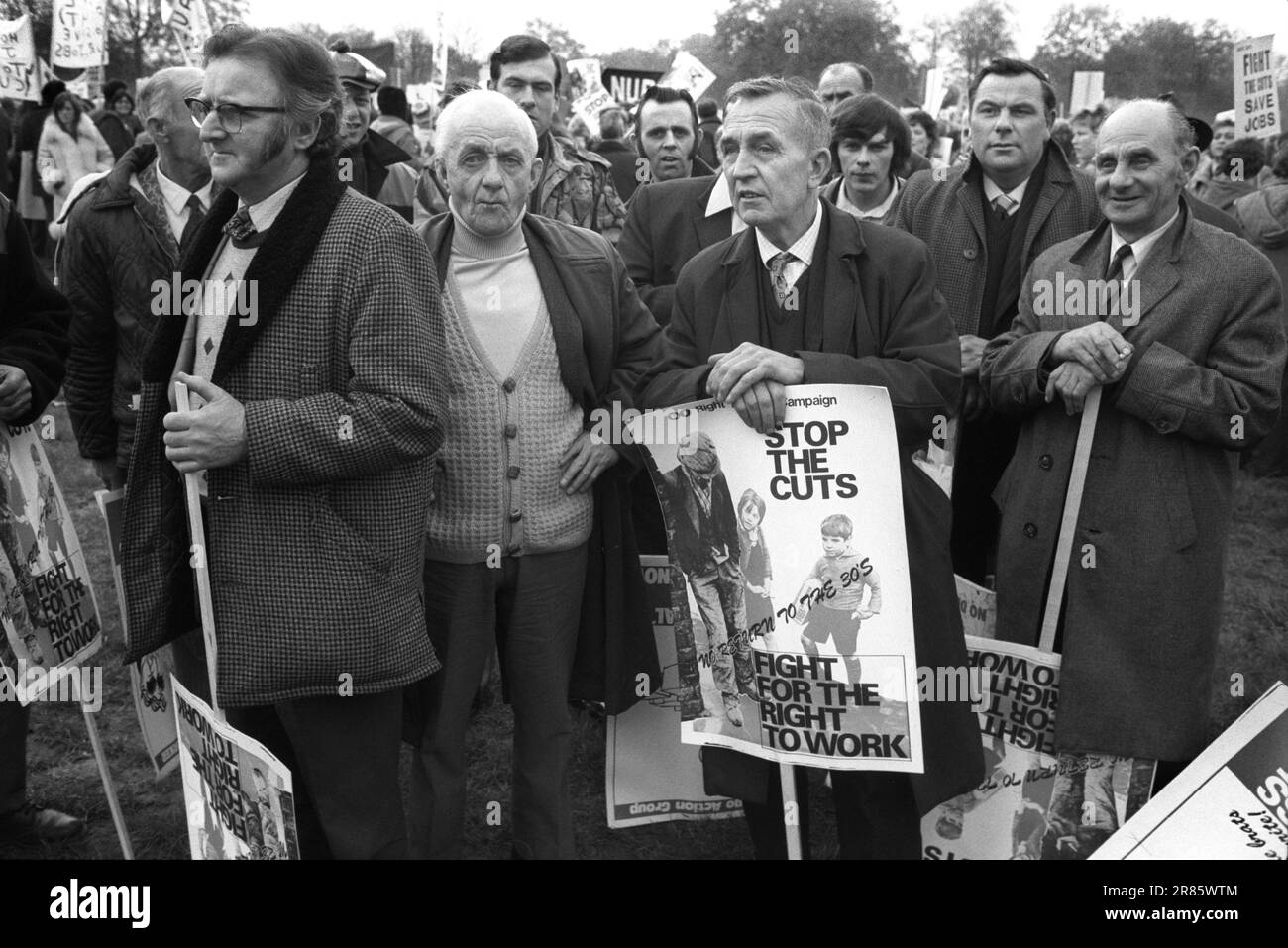 Ferma i tagli, combatti per il diritto al lavoro, raduno e marcia a Hyde Park. Londra, protesta contro i tagli ai servizi pubblici. Inghilterra anni '1970 Regno Unito 1976 HOMER SYKES Foto Stock