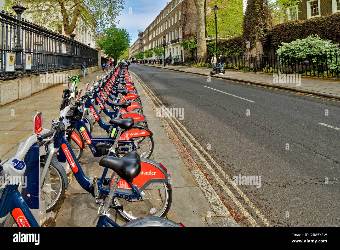 London Camden una lunga fila di biciclette Santander rosse e blu fuori dal British Museum Foto Stock