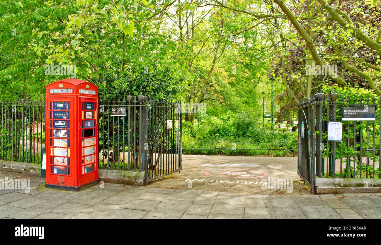 London Camden Russell Square un ingresso ai giardini con telefono rosso in primavera Foto Stock