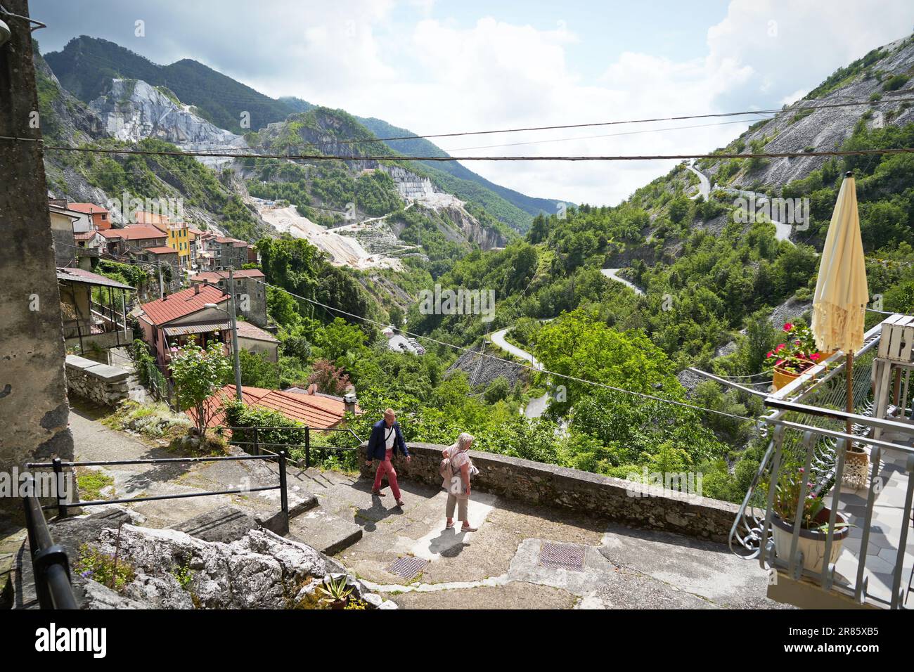 Colonnata, Italia - 10 giugno 2023: Panorama di Colonnata con sullo sfondo le cave di marmo tra il verde delle Alpi Apuane Foto Stock