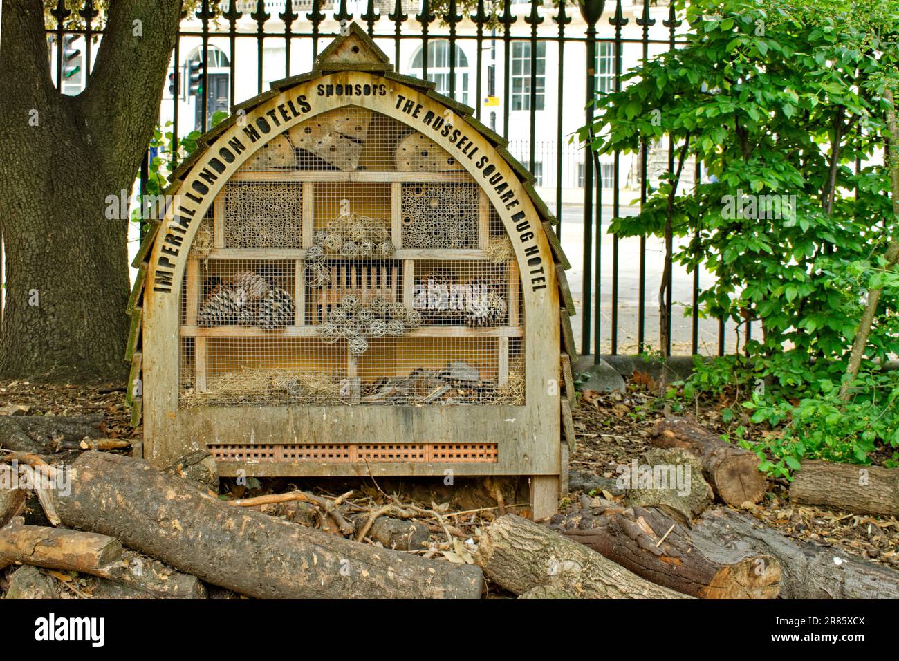 London Camden Russell Square all'interno dei giardini un Russell Square Bug and Bee Hotel Foto Stock