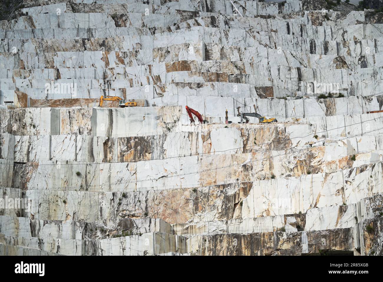 CARRARA, ITALIA - 10 giugno 2023: Vista sul sito industriale della cava di marmo di Carrara Foto Stock