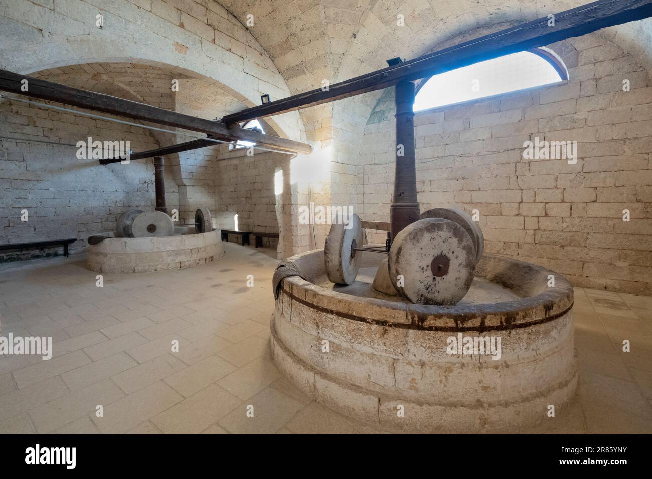 Abbazia di Santa Maria di Cerrate, frantoi sotterranei, museo di arti e tradizioni popolari, frantoio antico, Puglia - Lecce, Italia Foto Stock