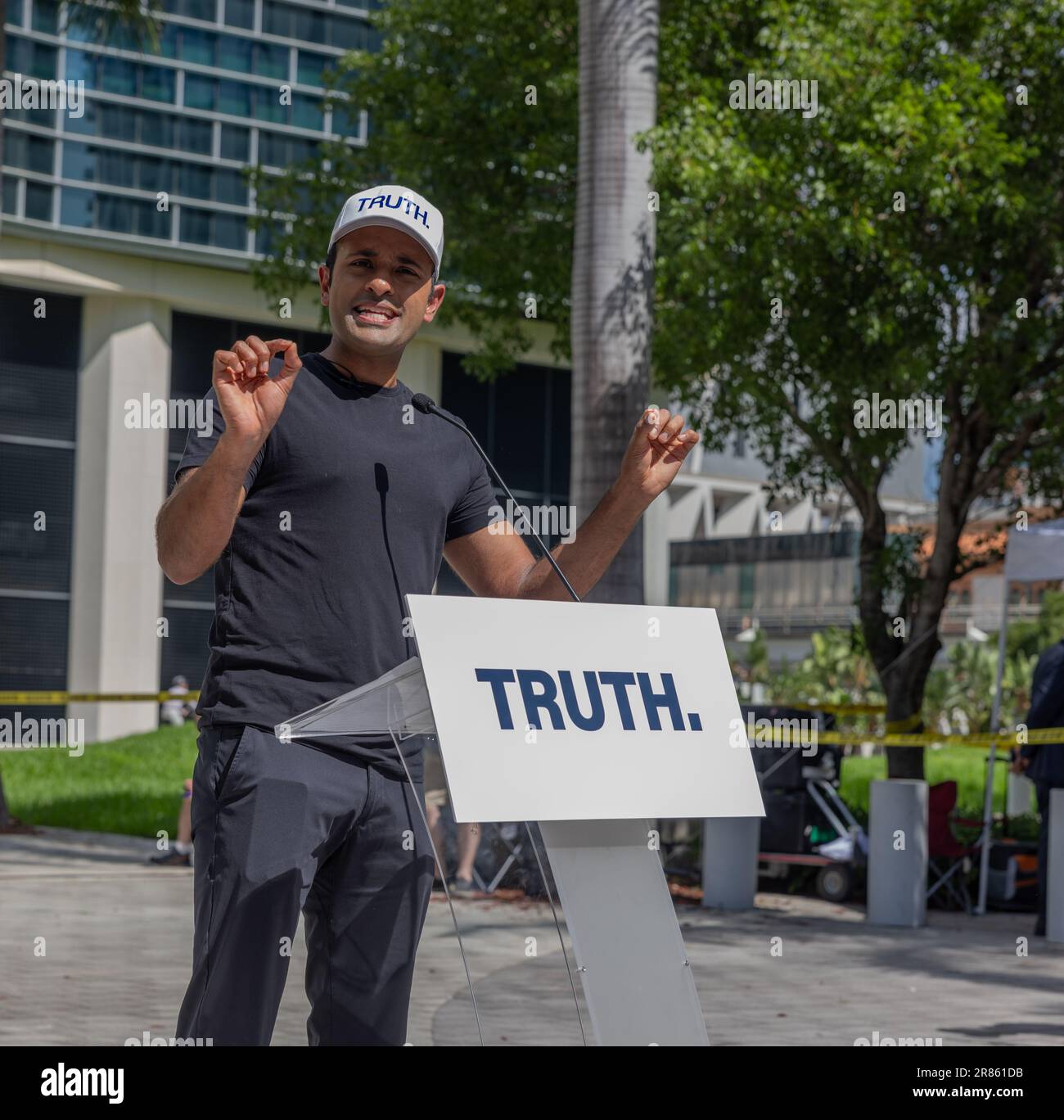 MIAMI, Florida – 13 giugno 2023: La speranza presidenziale repubblicana Vivek Ramaswamy parla nei pressi di un tribunale federale prima di un arraignment di Donald Trump. Foto Stock