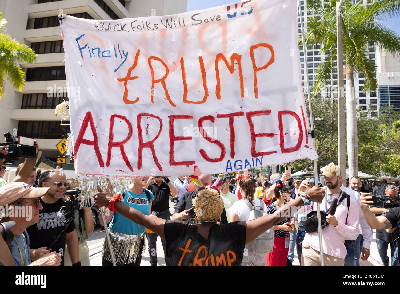 MIAMI, Florida – 13 giugno 2023: I dimostranti e altri sono visti vicino a un tribunale federale di Miami prima di un arrapimento dell’ex presidente Donald Trump. Foto Stock