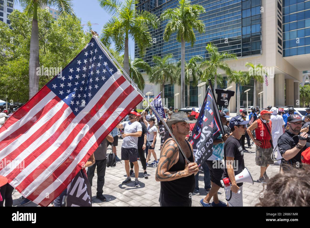MIAMI, Florida – 13 giugno 2023: I dimostranti e altri sono visti vicino a un tribunale federale di Miami prima di un arrapimento dell’ex presidente Donald Trump. Foto Stock