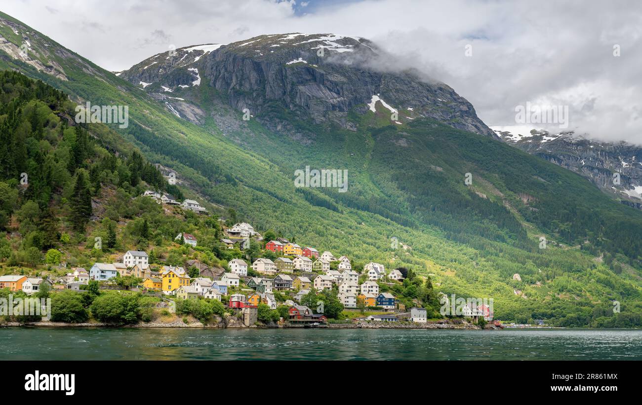 Una vista panoramica di un villaggio con diverse case colorate a Odda, Norvegia. Foto Stock