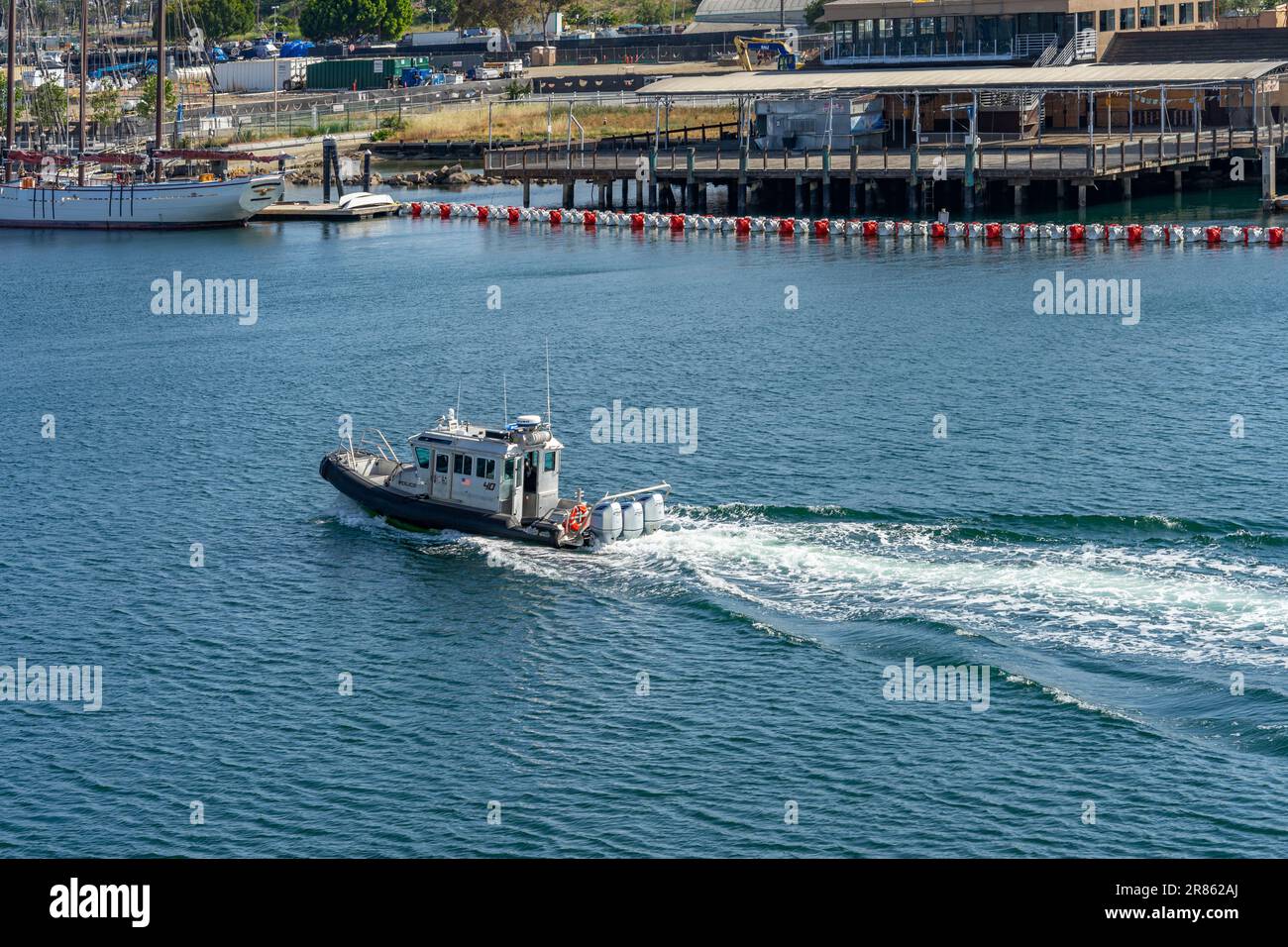 San Pedro, CA, USA – 2 giugno 2023: Una barca della polizia portuale di Los Angeles accelera sull'acqua al porto di Los Angeles a San Pedro, California. Foto Stock