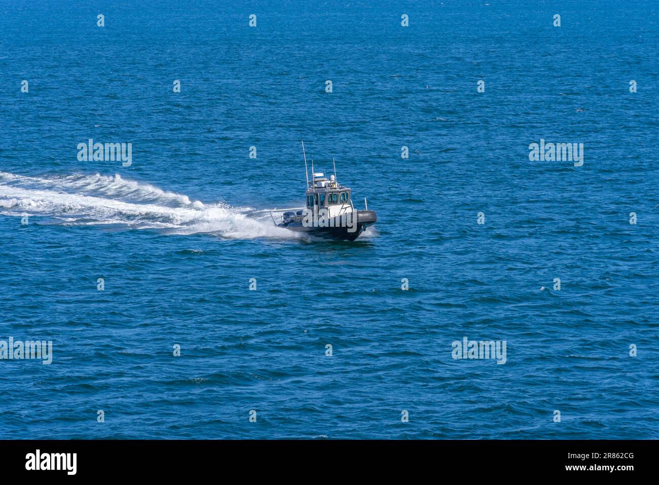 San Pedro, CA, USA – 2 giugno 2023: Una barca della polizia portuale di Los Angeles accelera sull'acqua al porto di Los Angeles a San Pedro, California. Foto Stock