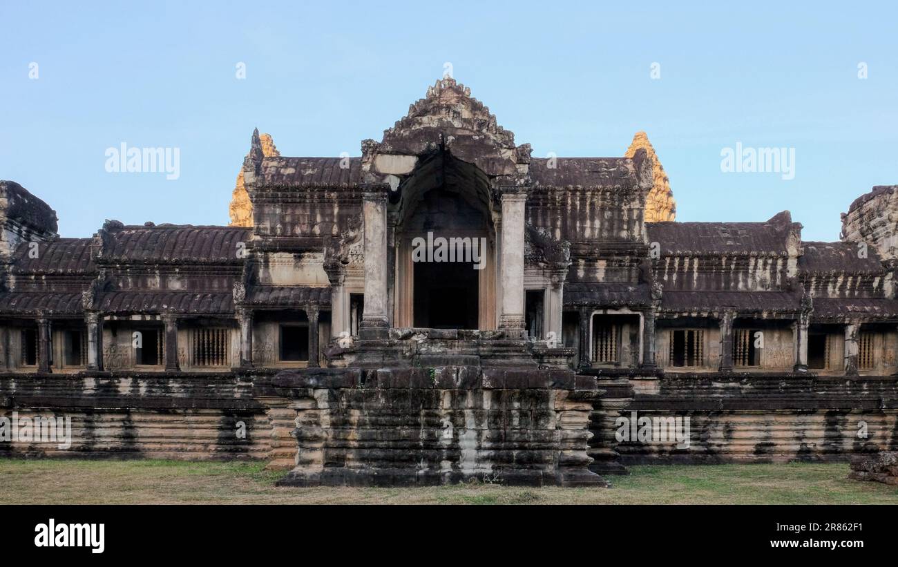 Le rovine di una struttura Khmer medievale si ergono da sole nell'antica città di Angkor, Cambogia, portando silenziosa testimonianza del passato. Foto Stock