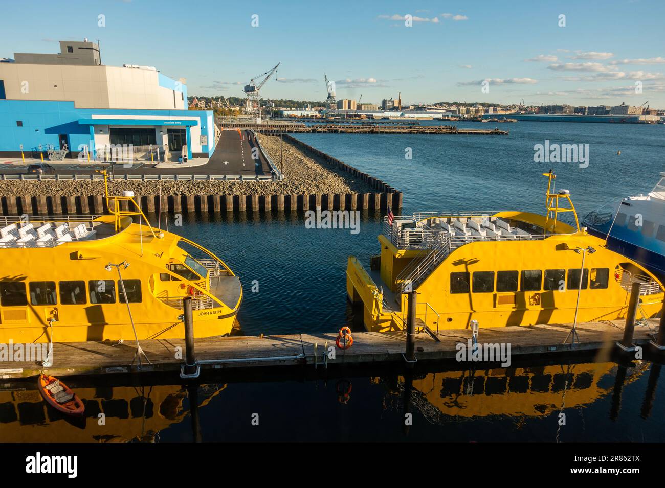 Taxi d'acqua gialli attraccati di fronte a un centro di distribuzione Amazon a Red Hook Brooklyn New York Foto Stock