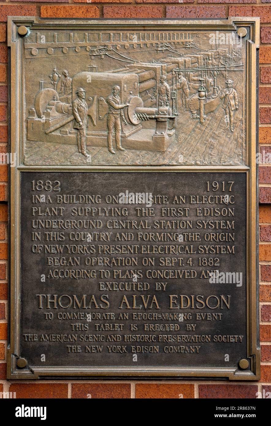 Targa presso il sito dell'Edison Electric che illumina l'edificio Pearl Street dell'azienda a Manhattan, New York Foto Stock