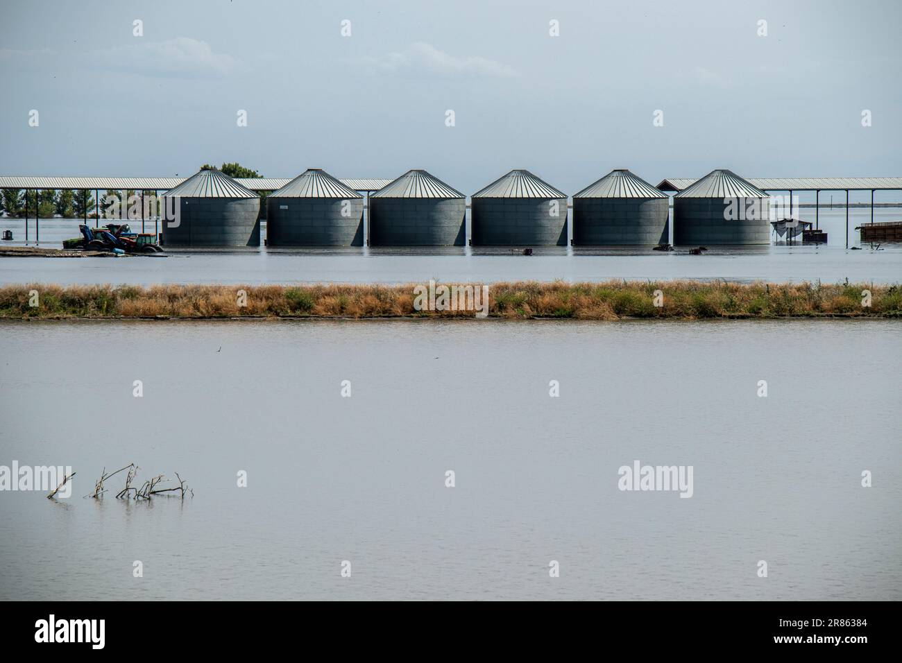 Fattoria allagata e raccolti. Il lago Tulare, situato nella Central Valley della California, è stato per decenni un lago secco, ma è tornato alla vita dopo la grande ra Foto Stock