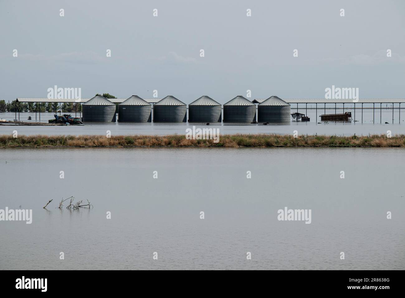 Fattoria allagata e raccolti. Il lago Tulare, situato nella Central Valley della California, è stato per decenni un lago secco, ma è tornato alla vita dopo la grande ra Foto Stock