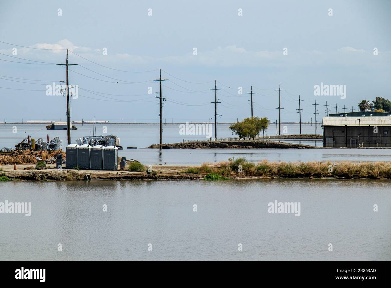 Fattoria allagata e raccolti. Il lago Tulare, situato nella Central Valley della California, è stato per decenni un lago secco, ma è tornato alla vita dopo la grande ra Foto Stock