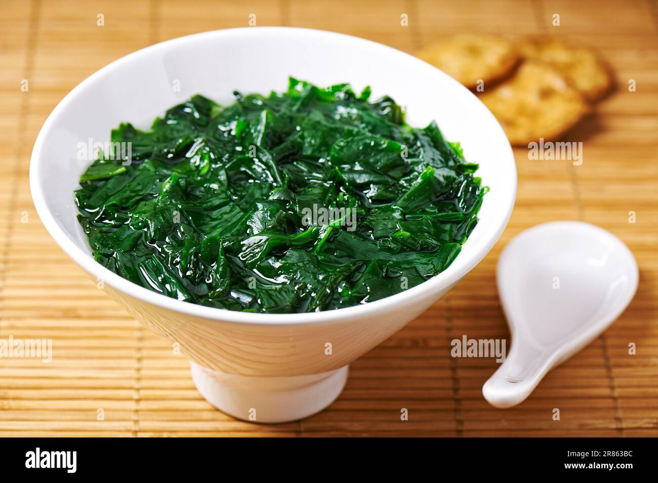Zuppa giapponese tradizionale fatta di wakame alle alghe in ciotola bianca Foto Stock