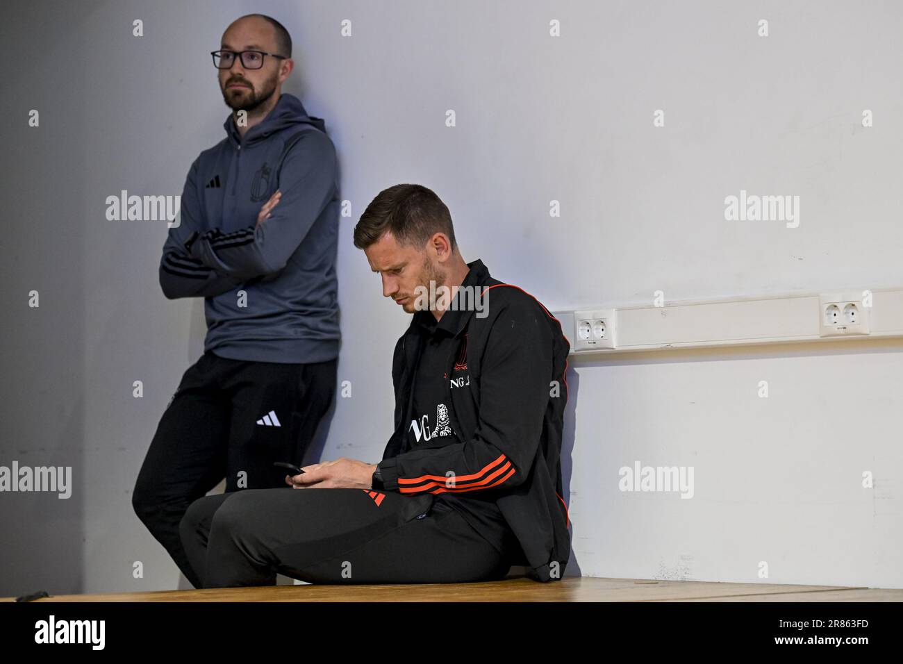 Tallinn, Estonia. 19th giugno, 2023. Jonathan Vanooteghem, responsabile dei social media, e Jan Vertonghen, in Belgio, hanno illustrato durante una conferenza stampa della nazionale belga di calcio Red Devils, lunedì 19 giugno 2023, a Tallinn, Estonia, in preparazione della partita contro l'Estonia. FOTO DI BELGA DIRK WAEM Credit: Agenzia Notizie di Belga/Alamy Live News Foto Stock