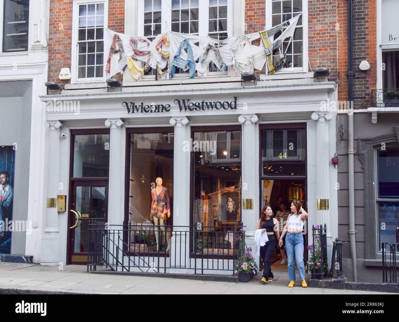 Londra, Inghilterra, Regno Unito. 19th giugno, 2023. I vestiti spillano Assange fuori dal negozio di punta Vivienne Westwood in Conduit Street, nel centro di Londra. Il tardo designer era un amico stretto e un ardente sostenitore di Julian Assange. (Credit Image: © Vuk Valcic/ZUMA Press Wire) SOLO PER USO EDITORIALE! Non per USO commerciale! Foto Stock