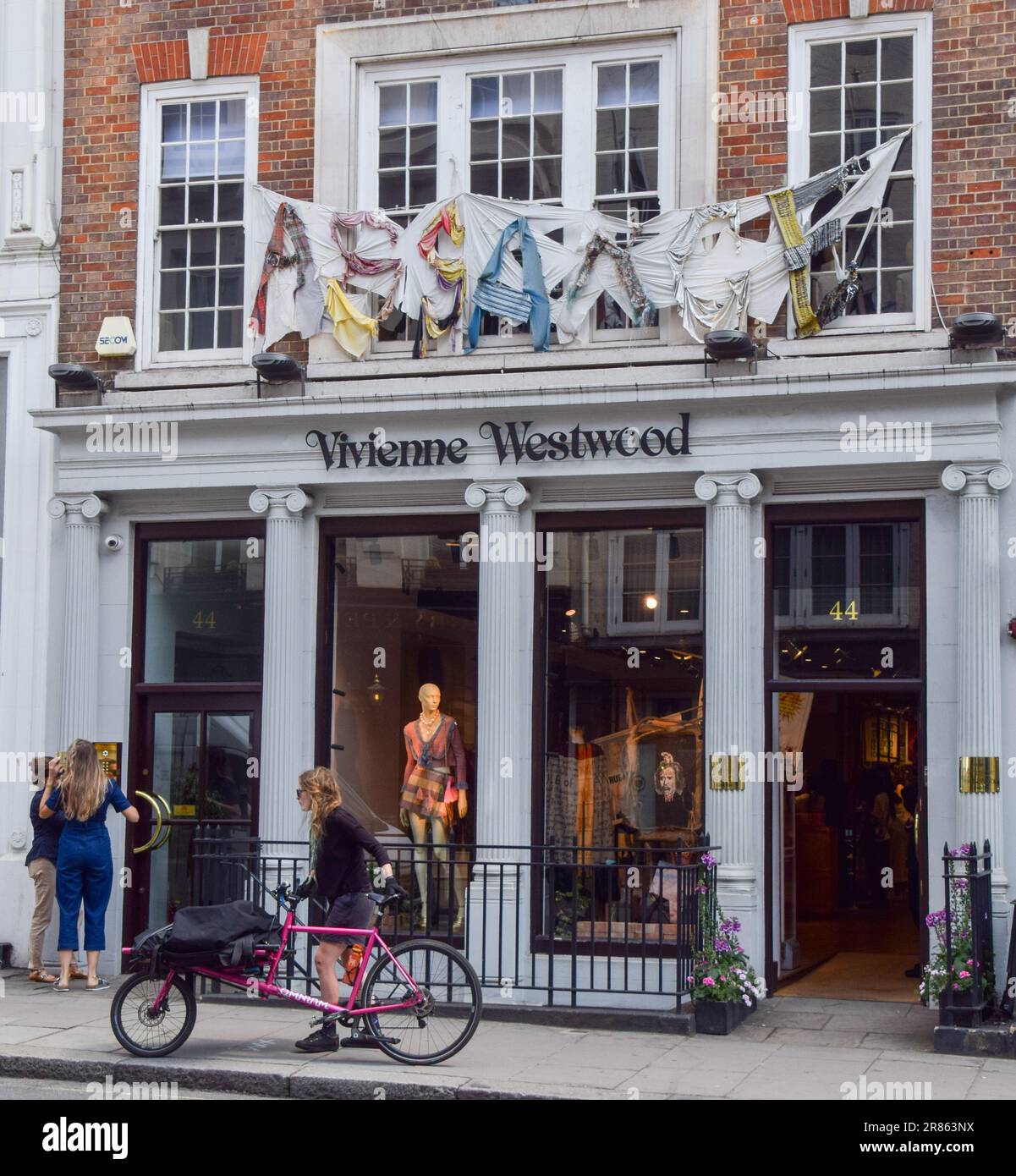 Londra, Inghilterra, Regno Unito. 19th giugno, 2023. I vestiti spillano Assange fuori dal negozio di punta Vivienne Westwood in Conduit Street, nel centro di Londra. Il tardo designer era un amico stretto e un ardente sostenitore di Julian Assange. (Credit Image: © Vuk Valcic/ZUMA Press Wire) SOLO PER USO EDITORIALE! Non per USO commerciale! Foto Stock