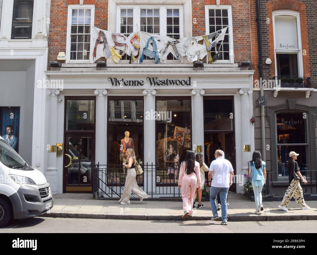 Londra, Inghilterra, Regno Unito. 19th giugno, 2023. I vestiti spillano Assange fuori dal negozio di punta Vivienne Westwood in Conduit Street, nel centro di Londra. Il tardo designer era un amico stretto e un ardente sostenitore di Julian Assange. (Credit Image: © Vuk Valcic/ZUMA Press Wire) SOLO PER USO EDITORIALE! Non per USO commerciale! Foto Stock