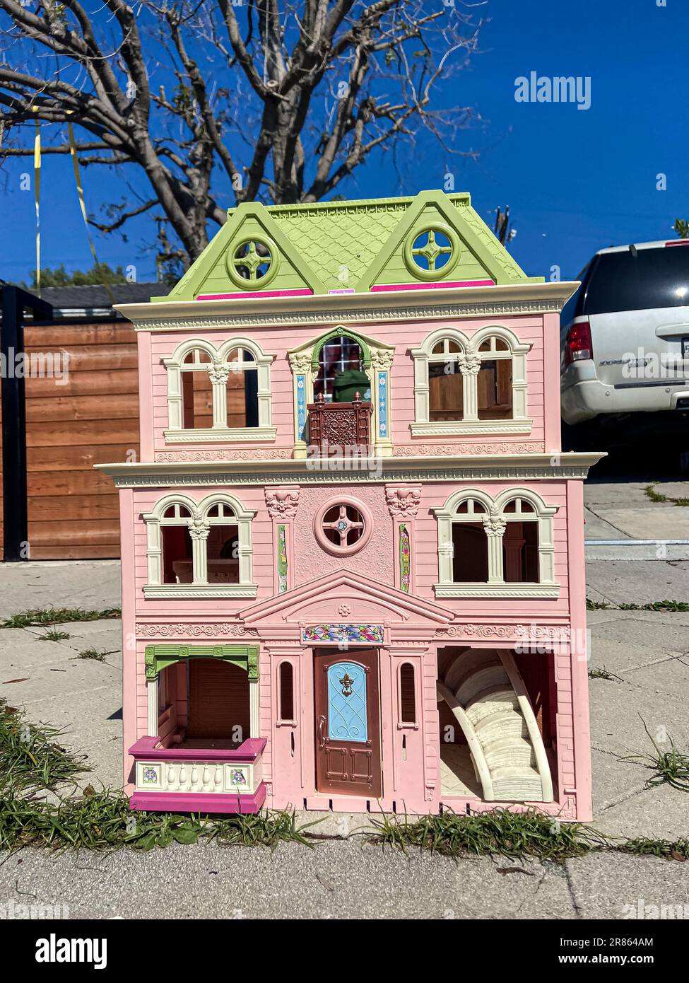 Dollhouse sul marciapiede della strada, Los Angeles, California, Stati Uniti Foto Stock