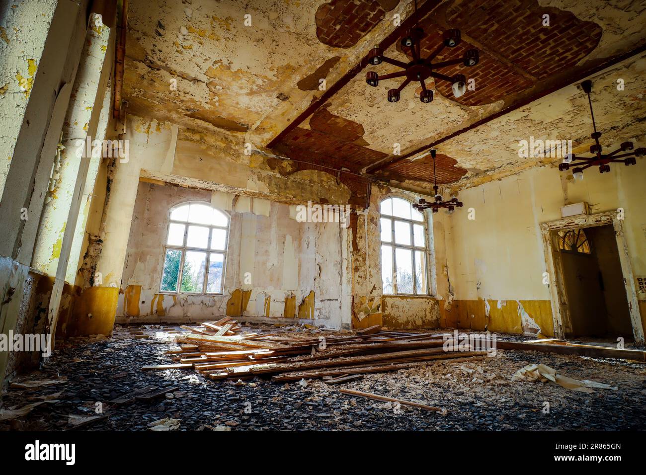 grande sala con lampadari in un luogo perduto Foto Stock