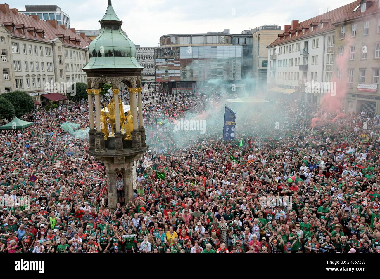 Magdeburgo, Germania. 19th giugno, 2023. Pallamano, Champions League: Dopo il secondo trionfo di SC Magdeburg. I fan festeggiano il trionfo della Champions League sul mercato. Il giorno prima, i giocatori di pallamano di SC Magdeburg avevano vinto la Champions League per la seconda volta dopo il 2002. Il secondo classificato tedesco ha battuto industria Kielce 30:29 dopo un tempo extra. Credit: Heiko Rebsch/dpa/Alamy Live News Foto Stock