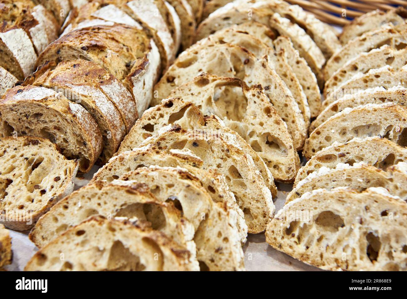 Pane fresco biologico a fette di cereali Foto Stock