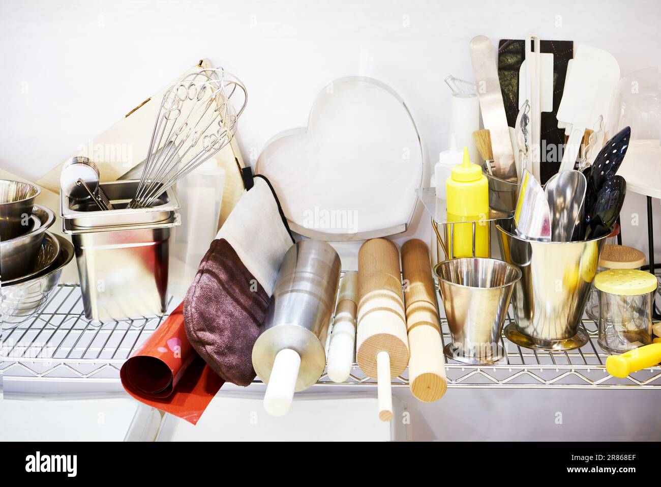 Utensili da cucina sulla parete della mensola Foto Stock