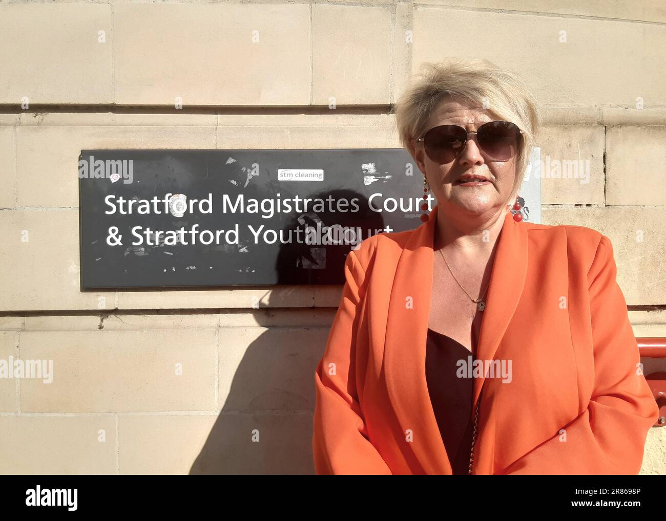 Louise Brookes, 51 anni, al di fuori della corte dei magistrati di Stratford a Londra, dopo che Zakir Hussain, 28 anni, fu condannato a 14 settimane di carcere e fu sospeso per un anno dopo averla bersagliata in messaggi Twitter offensivi nell'aprile 2020. I messaggi sono stati cronometrati per coincidere con l'anniversario del disastro di aprile 15 1989 in cui il suo fratello Andrew, 26 anni, era fra i 97 tifosi di Liverpool che sono morti come conseguenza di una schiacciata alla semifinale di fa Cup tra Liverpool e Nottingham Forest all'Hillsborough Stadium di Sheffield. Data immagine: Lunedì 19 giugno 2023. Foto Stock