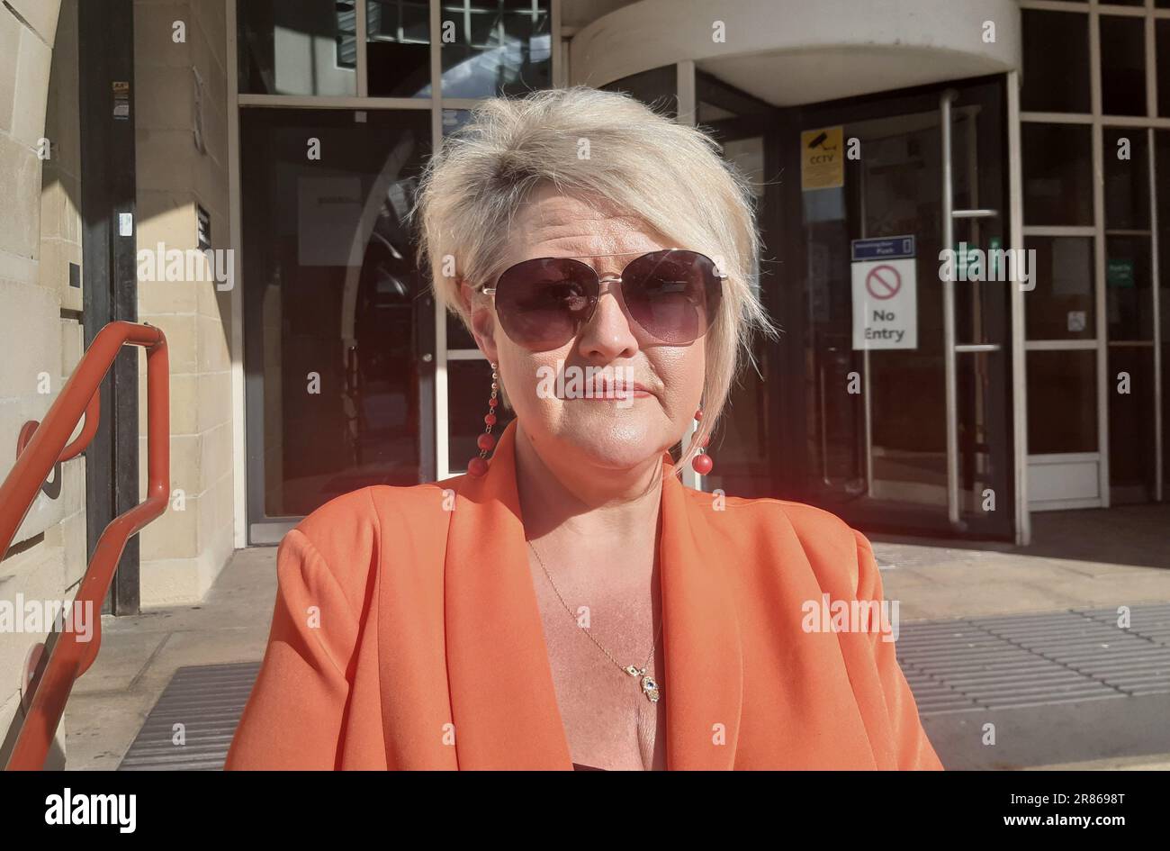 Louise Brookes, 51 anni, al di fuori della corte dei magistrati di Stratford a Londra, dopo che Zakir Hussain, 28 anni, fu condannato a 14 settimane di carcere e fu sospeso per un anno dopo averla bersagliata in messaggi Twitter offensivi nell'aprile 2020. I messaggi sono stati cronometrati per coincidere con l'anniversario del disastro di aprile 15 1989 in cui il suo fratello Andrew, 26 anni, era fra i 97 tifosi di Liverpool che sono morti come conseguenza di una schiacciata alla semifinale di fa Cup tra Liverpool e Nottingham Forest all'Hillsborough Stadium di Sheffield. Data immagine: Lunedì 19 giugno 2023. Foto Stock