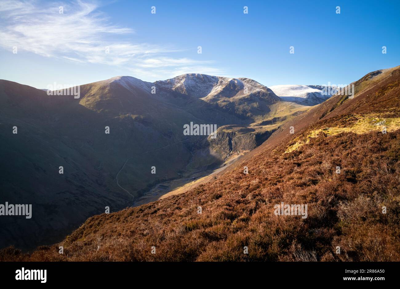 Le cime di Sail, Crag Hill e Grasmoor da sotto Grisedale Pike, Derwent Fells in inverno nel Lake District inglese, Regno Unito. Foto Stock