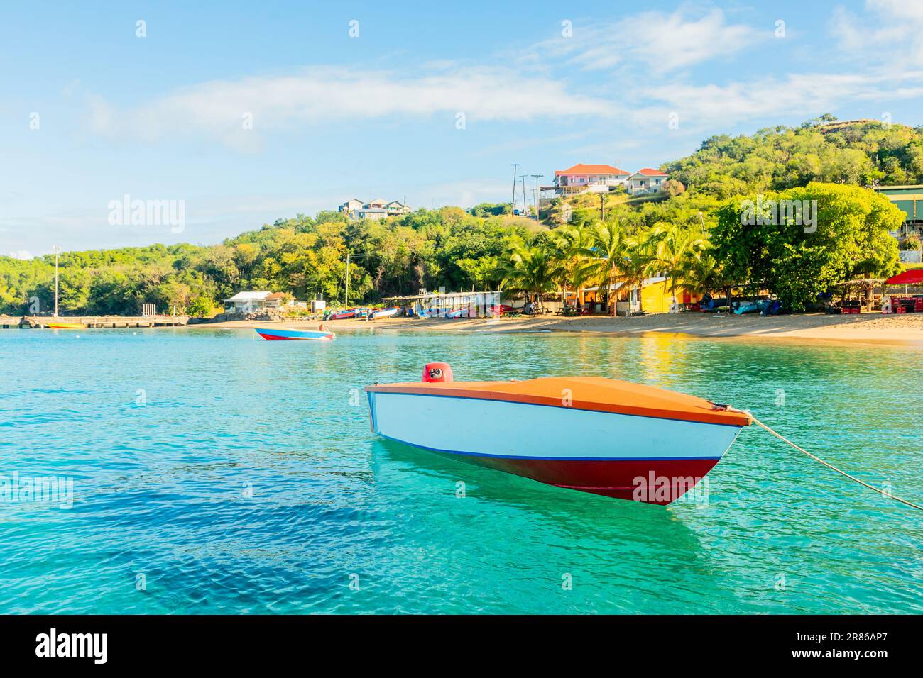 Barca alla baia con acqua turchese, Mayreau isola di Saint Vincent e Grenadine Foto Stock