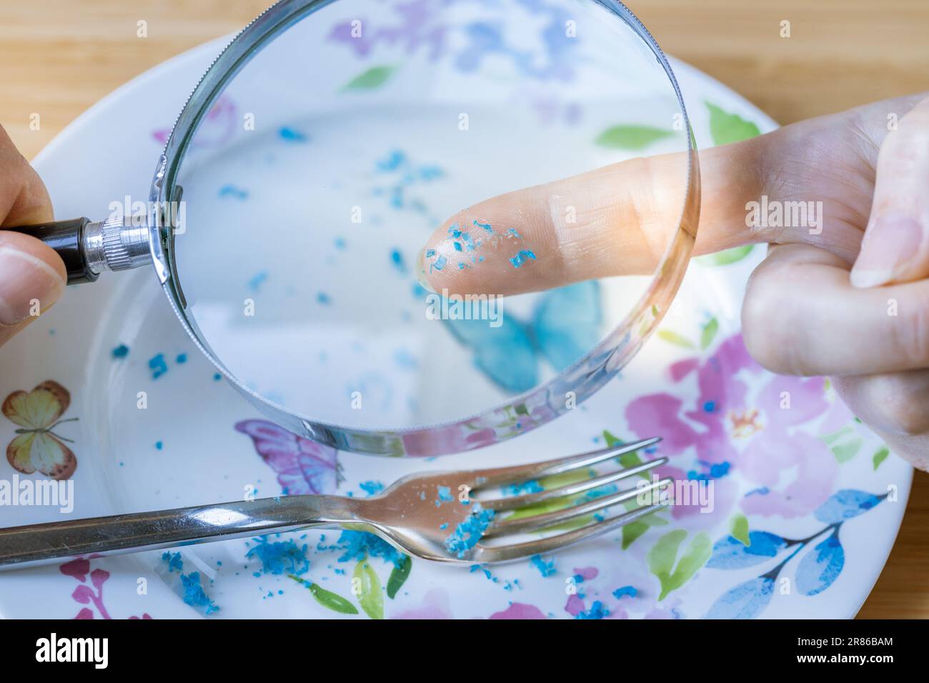 Problema di plastica, particelle di plastica negli alimenti, aria e acqua, concetto, inquinamento ambientale, problemi di salute Foto Stock