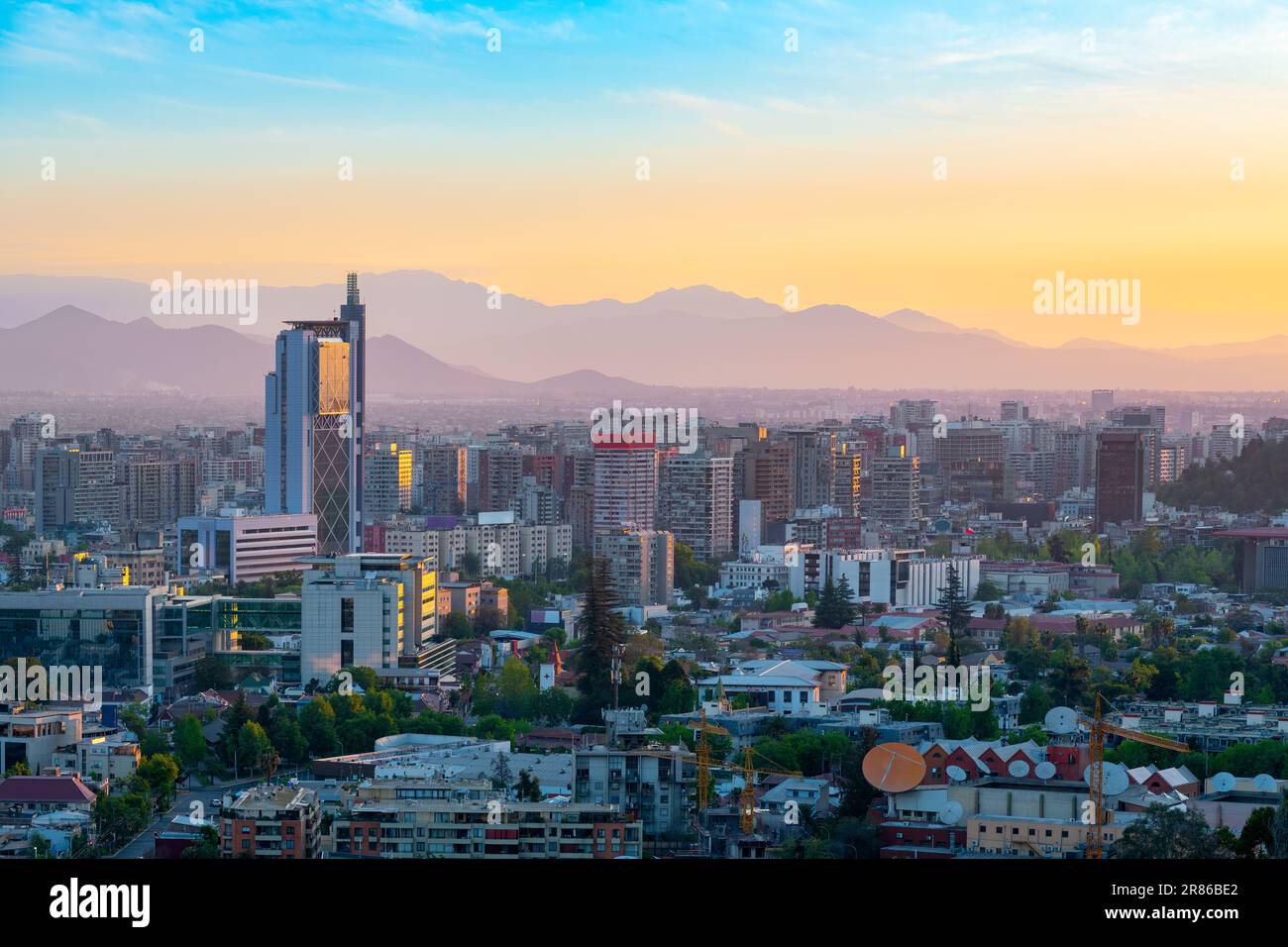Vista rialzata del centro di Santiago del Cile al tramonto. Foto Stock