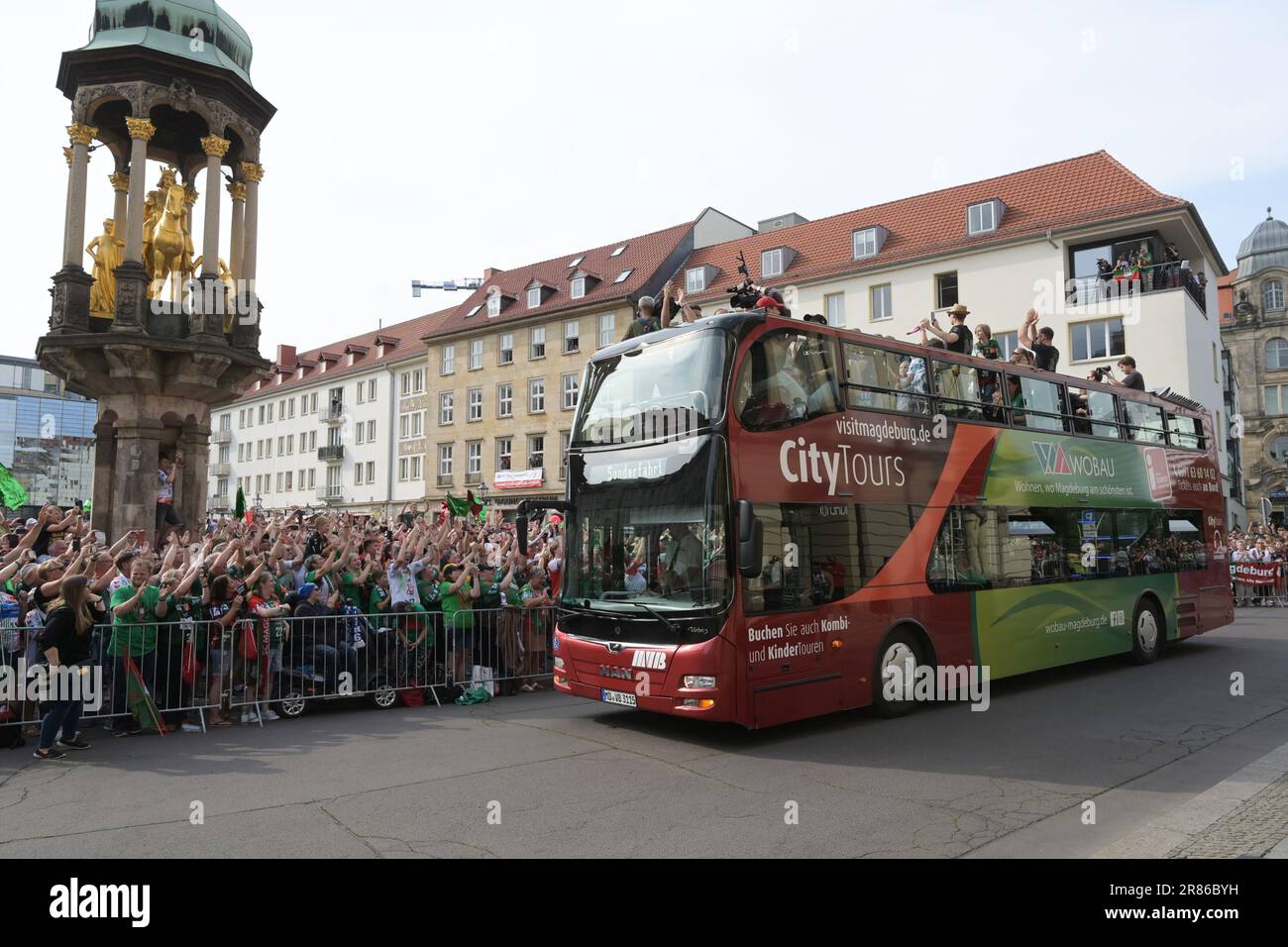 Magdeburgo, Germania. 19th giugno, 2023. Pallamano, Champions League: Dopo il secondo trionfo di SC Magdeburg. SC Magdeburg i giocatori festeggiano dall'autobus con i tifosi al mercato. Il giorno prima, i giocatori di pallamano di SC Magdeburg avevano vinto la Champions League per la seconda volta dopo il 2002. Il secondo classificato tedesco ha battuto industria Kielce 30:29 dopo un tempo extra. Credit: Heiko Rebsch/dpa/Alamy Live News Foto Stock