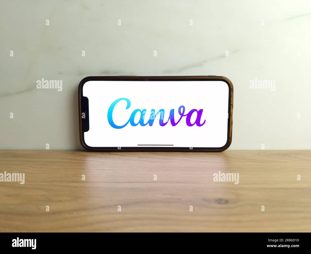 KONSKIE, Polonia - 17 giugno 2023: Logo della piattaforma di grafica online di Canva visualizzato sullo schermo del telefono cellulare Foto Stock