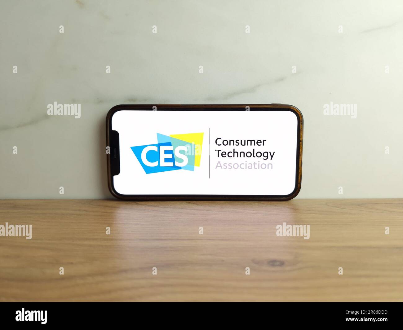 KONSKIE, Polonia - 17 giugno 2023: Logo dell'evento tecnologico CES Consumer Technology Association visualizzato sullo schermo del telefono cellulare Foto Stock