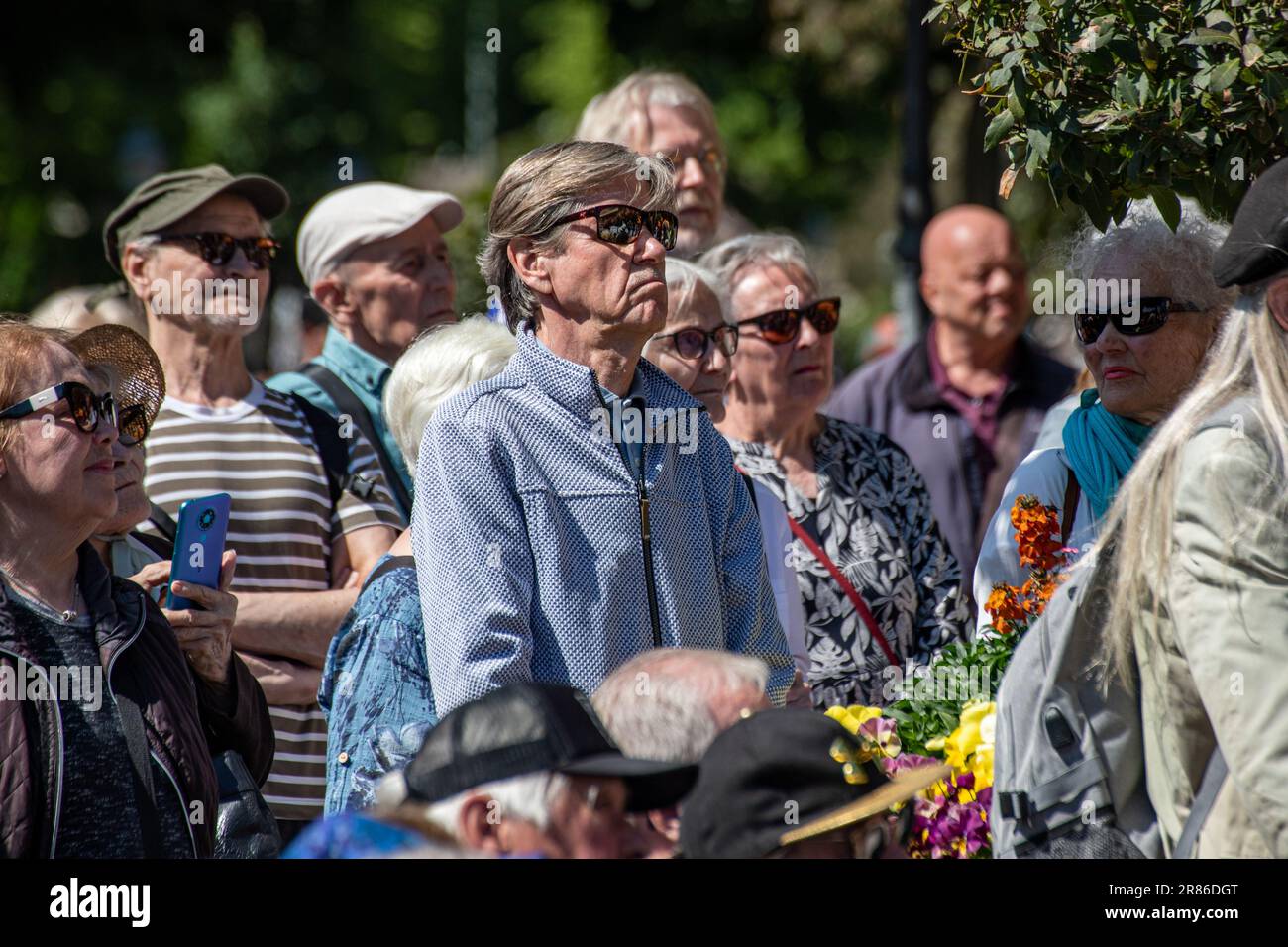 Spettatori presso il palco dell'Esplanade Park nell'Helsinki-päivä o nell'Helsinki Day a Helsinki, Finlandia Foto Stock