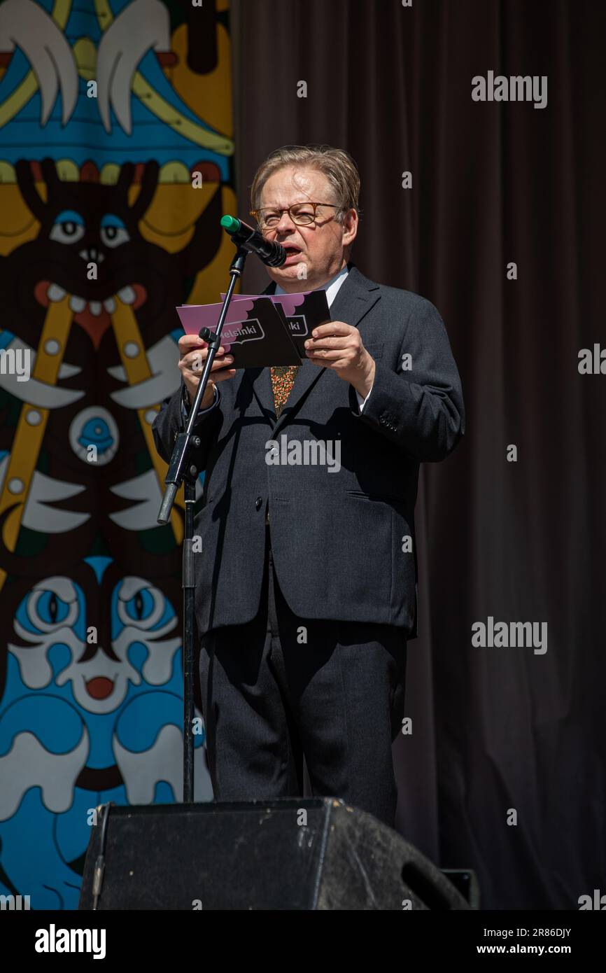 Il sindaco Juhana Vartiainen tiene un discorso sulla tribuna di banda di Esplanade Park a Helsinki-päivä o Helsinki Day a Helsinki, Finlandia Foto Stock