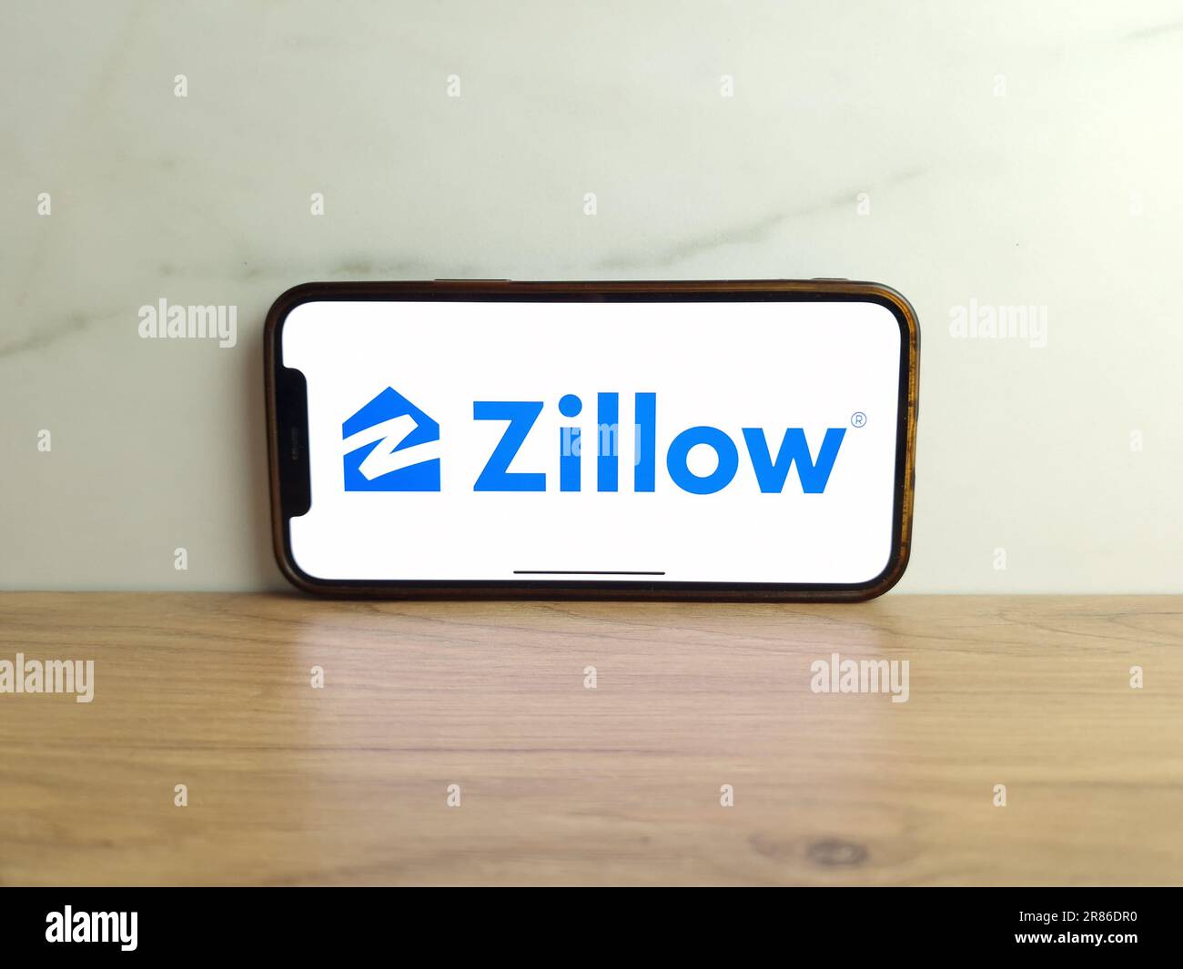 KONSKIE, Polonia - 17 giugno 2023: Logo del database immobiliare online Zillow visualizzato sullo schermo del telefono cellulare Foto Stock