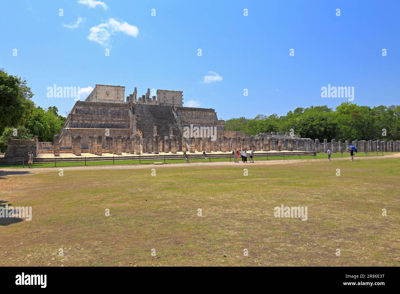 Il Tempio dei Guerrieri a Chichen Itza, Yucatan, Penisola di Yucatan, Messico. Foto Stock
