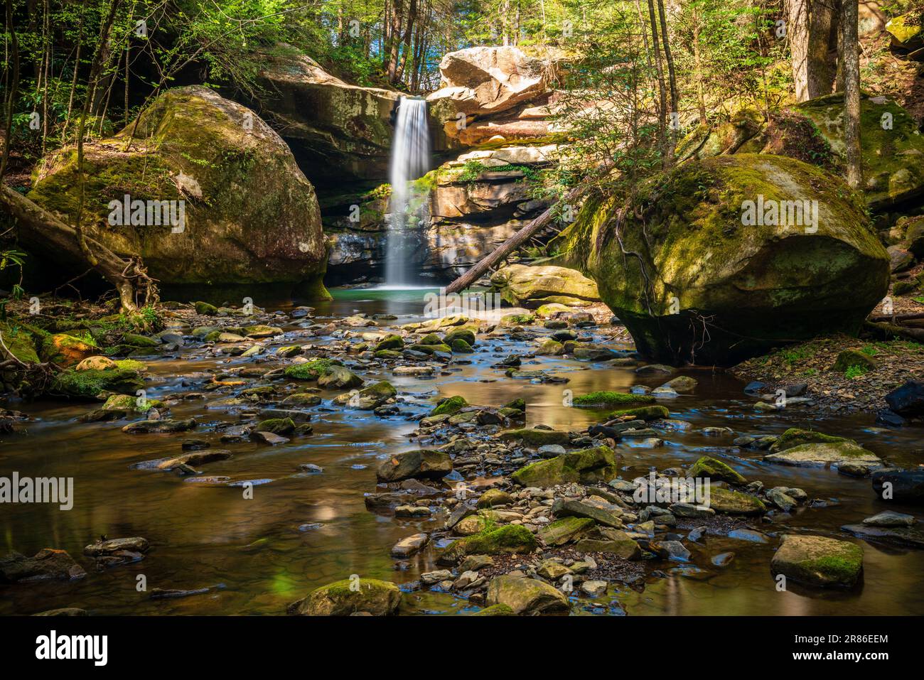 Immagine a lunga esposizione di Flat Lick Falls nella Contea di Jackson del Kentucky Foto Stock