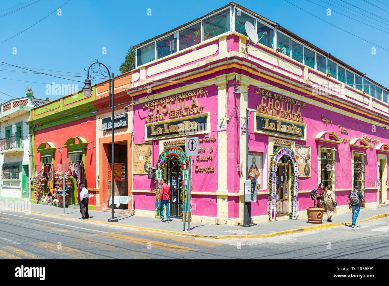 Paesaggio urbano con vista sulla città e la gente, San Andres Cholula, Puebla, Messico. Foto Stock
