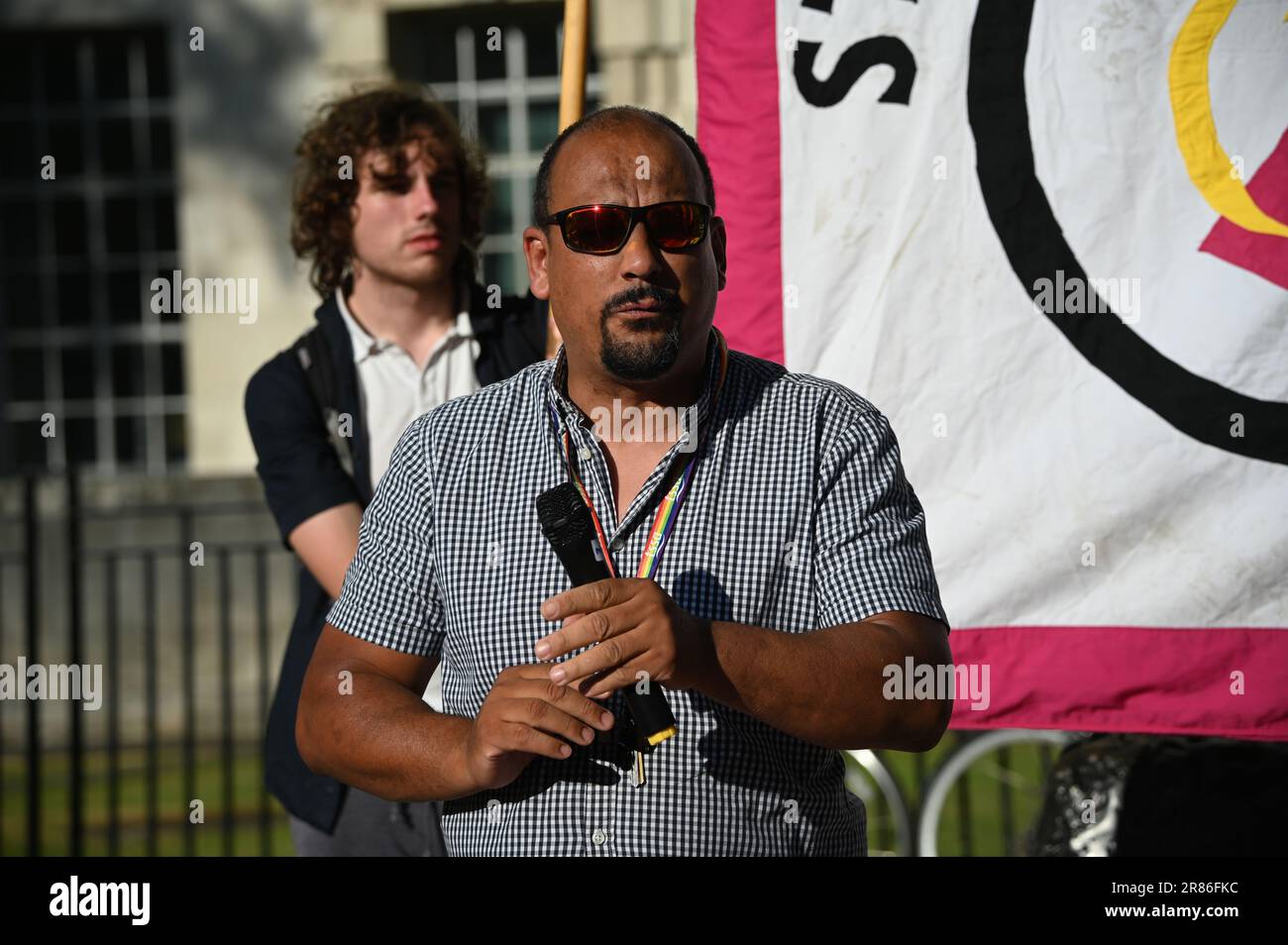 Downing Street, Londra, Regno Unito. Giugno 19 2023. Relatore di protesta Tssa dopo il disastro al largo della costa greca oltre seicento rifugiati dalla Siria, tra cui l'Afghanistan oltre cento bambini morti e la nazionalità pakistana. Che la NATO e i suoi alleati mentono, bombardando illegalmente la loro nazione. Siamo qui per darvi democrazia, diritti umani e libertà. I manifestanti chiedono ora un passaggio sicuro - i rifugiati sono i benvenuti. Credit: Vedi li/Picture Capital/Alamy Live News Foto Stock